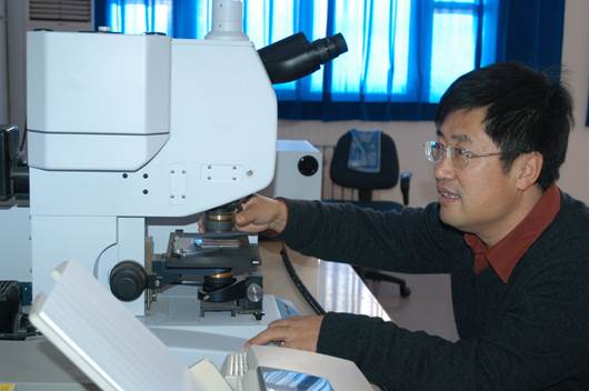 “长江学者”刘日平教授在国家重点实验室做实验