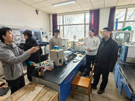 检查现场与师生交流